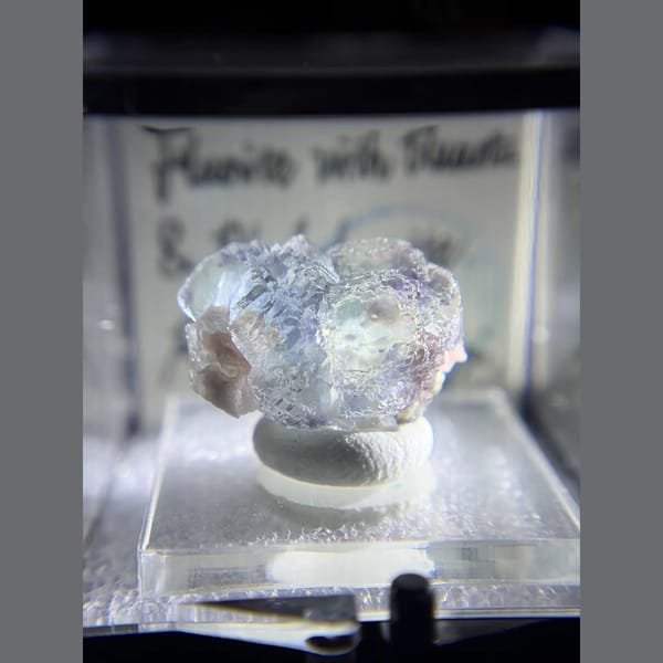 Etched blue fluorite with rhodochrosite from Piaotang — detail view