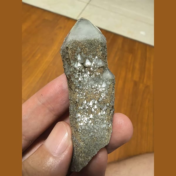 Dragon scale quartz with white calcite — complete view