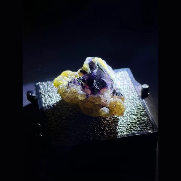Phantom eye fluorite on matrix from Yindu — alternate view