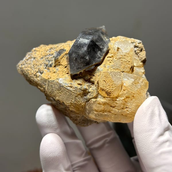 Sparkle Quartz with Calcite Yunnan 7.8 cm — detail view