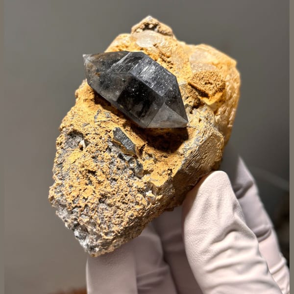 Sparkle Quartz with Calcite Yunnan 7.8 cm — detail view