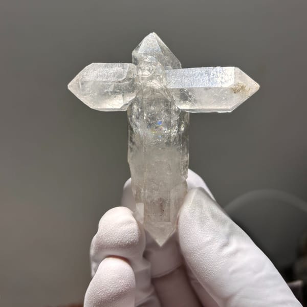 Cross-Twin DT Quartz Yunnan 6.8 cm — complete view