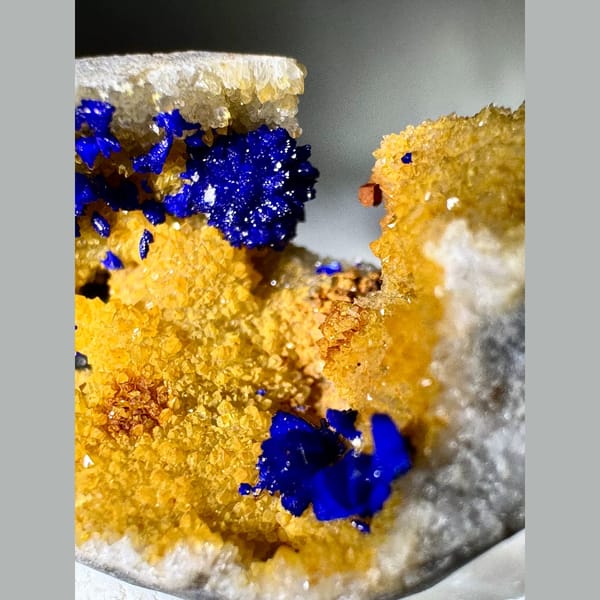 Azurite in Golden Quartz Geode 2.5 cm — detail view