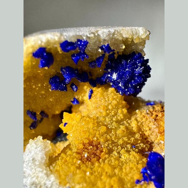 Azurite in Golden Quartz Geode 2.5 cm — detail view