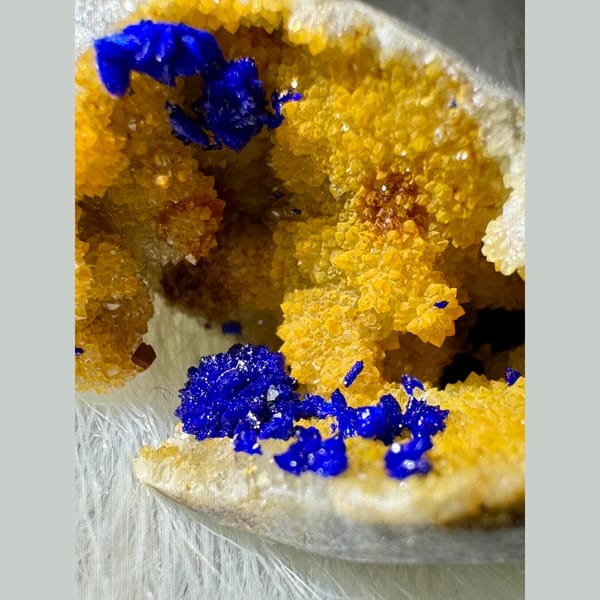 Azurite in Golden Quartz Geode 2.5 cm — detail view