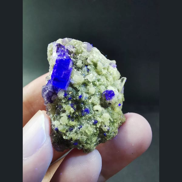 Purple fluorite with mica and quartz from Yindu — detail view
