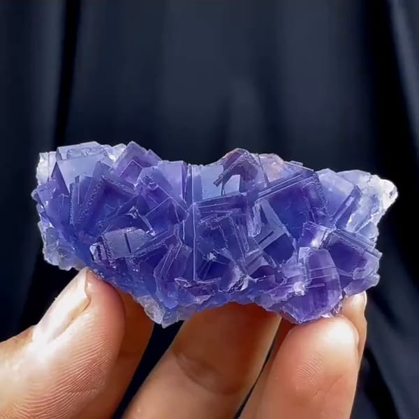 Complete side source-video view of the elongated fluorite cluster