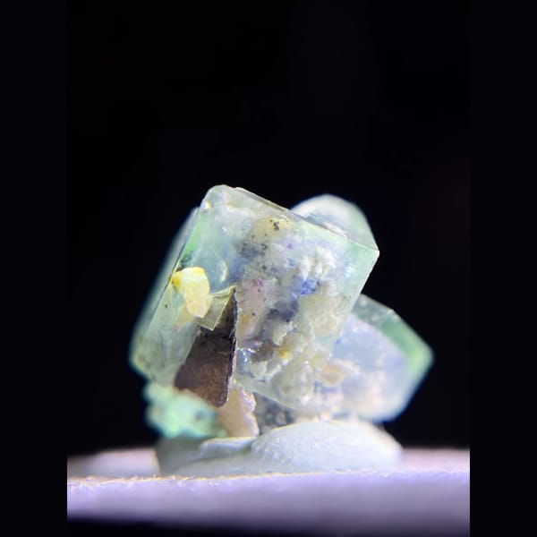 Apple-green porcelain fluorite twin from Yindu — detail view
