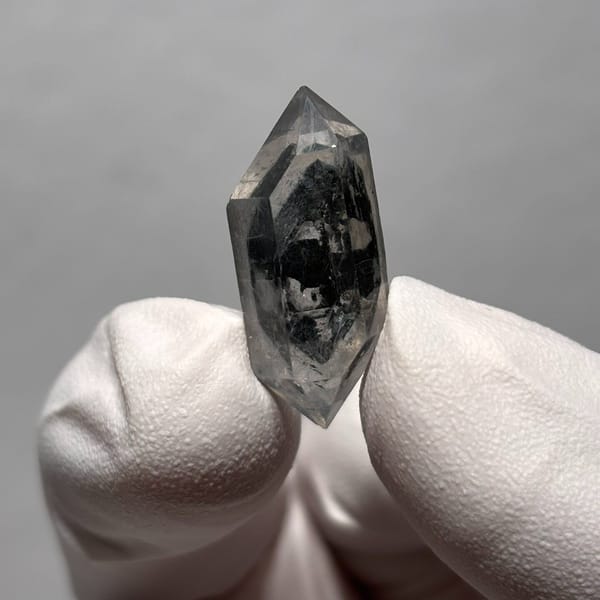 Phantom DT Quartz Yunnan 2.5 cm — complete view