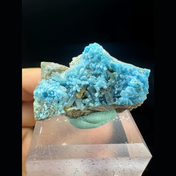 Fluorescent blue gibbsite with flower gearksutite from Qinglong — complete view