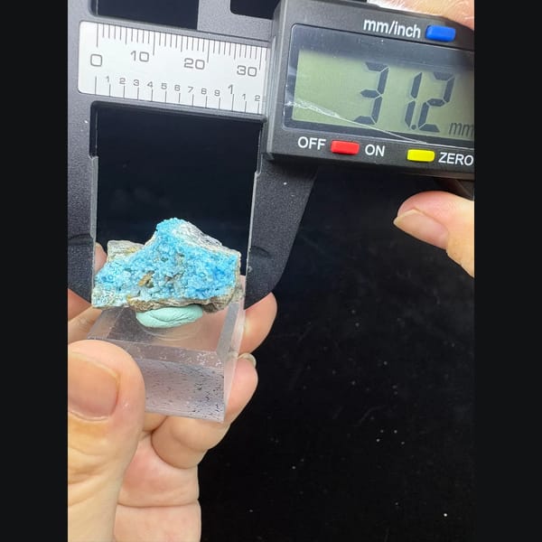 Fluorescent blue gibbsite with flower gearksutite from Qinglong — alternate view