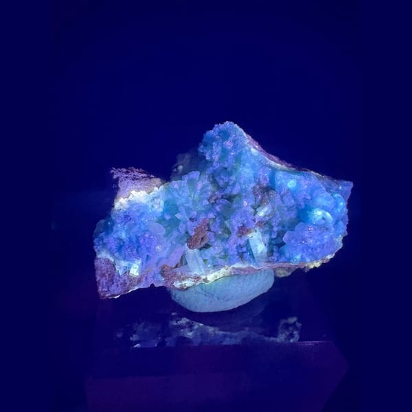 Fluorescent blue gibbsite with flower gearksutite from Qinglong — alternate view