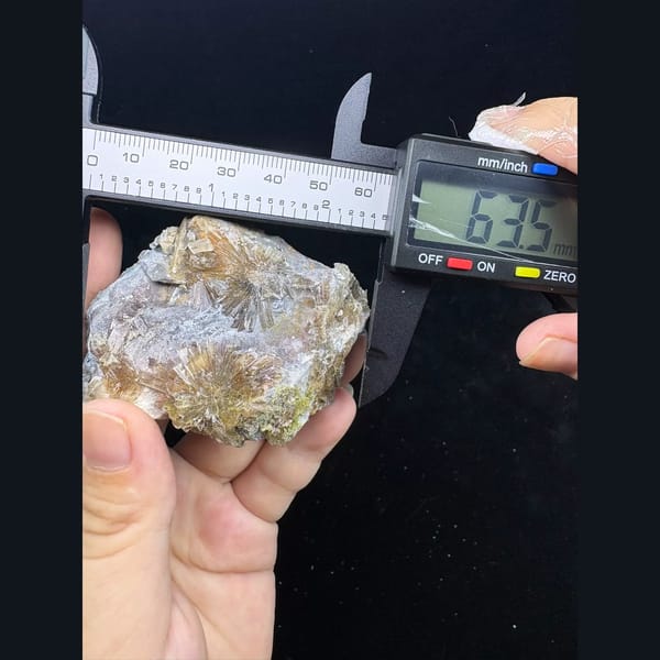 Fluorescent flower gearksutite with gibbsite from Qinglong — alternate view