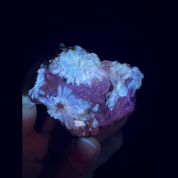 Fluorescent flower gearksutite with gibbsite from Qinglong — alternate view