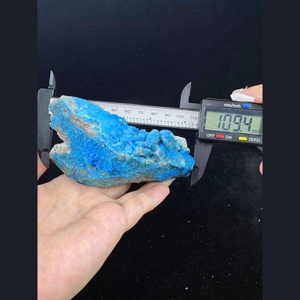 Bright blue gibbsite and allophane from Qinglong — alternate view