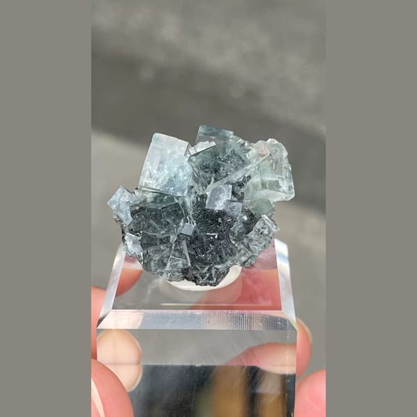 Glassy seaweed-green fluorite from Xianghualing — complete view