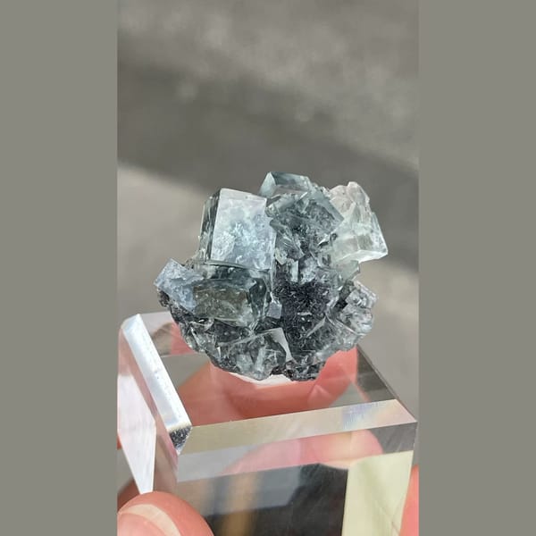 Glassy seaweed-green fluorite from Xianghualing — alternate view