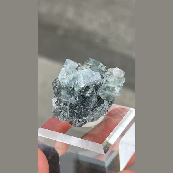 Glassy seaweed-green fluorite from Xianghualing — alternate view
