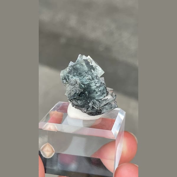 Glassy seaweed-green fluorite from Xianghualing — detail view