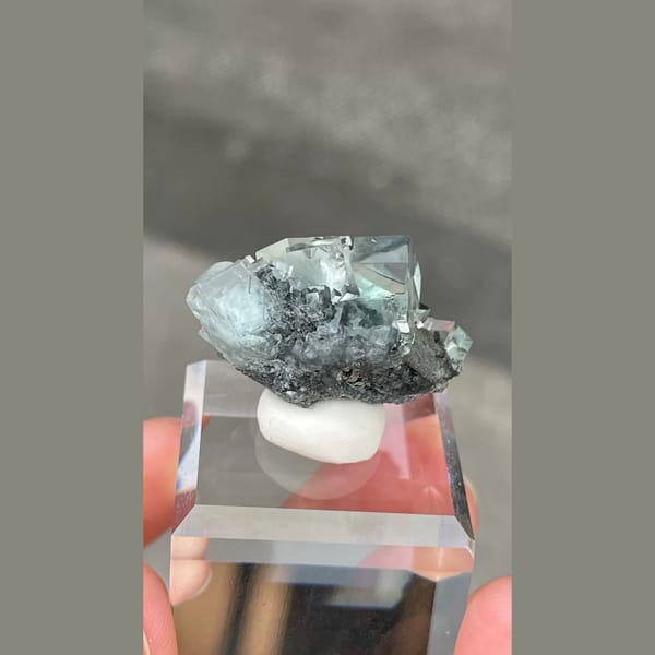 Glassy seaweed-green fluorite from Xianghualing — detail view