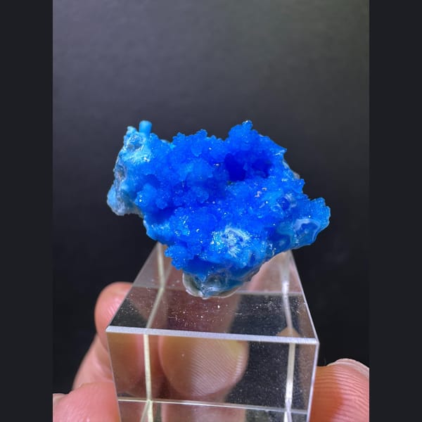 Bright blue snow-scene allophane from Guizhou — complete view