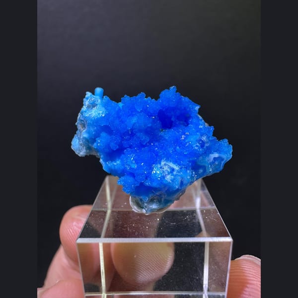 Bright blue snow-scene allophane from Guizhou — alternate view