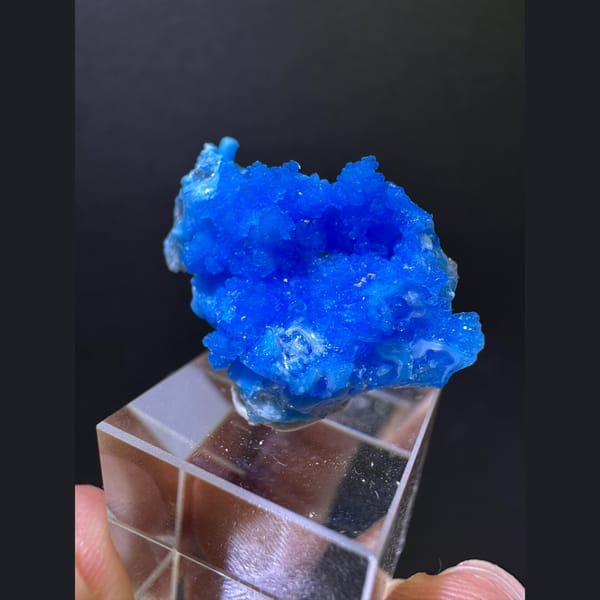 Bright blue snow-scene allophane from Guizhou — alternate view