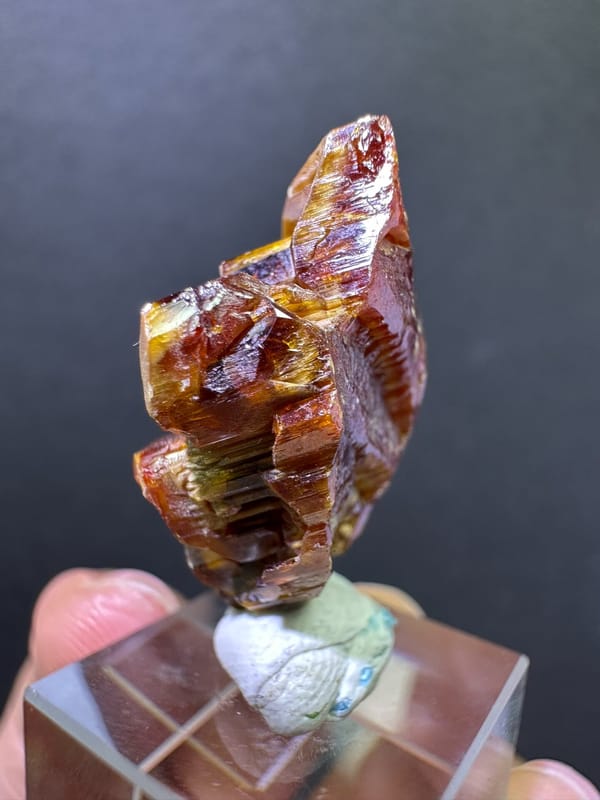 Thin edge view showing the depth of the exact vanadinite
