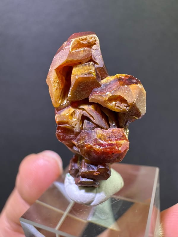 Right oblique view of the bicolor skeletal vanadinite