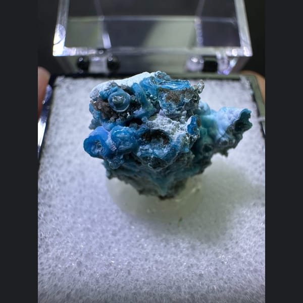 Bright blue gibbsite with ring patterns from Yunnan — complete view