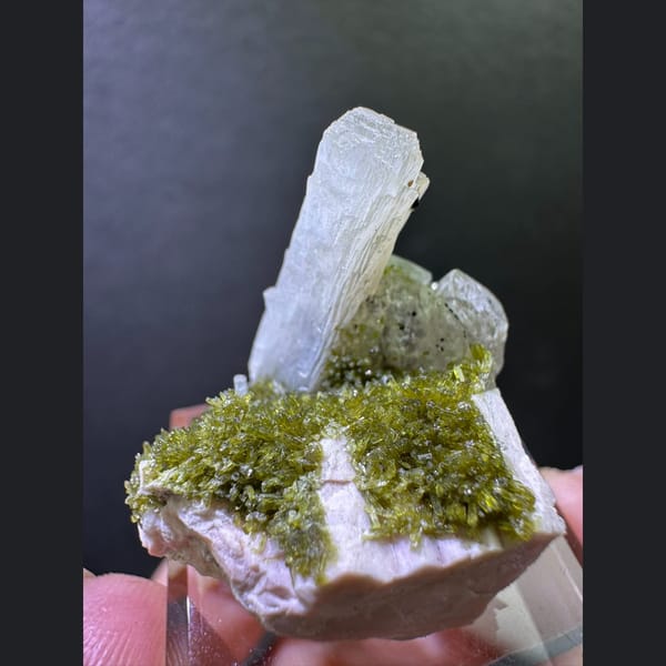 White zeolite crystal over green epidote from Fujian — complete view