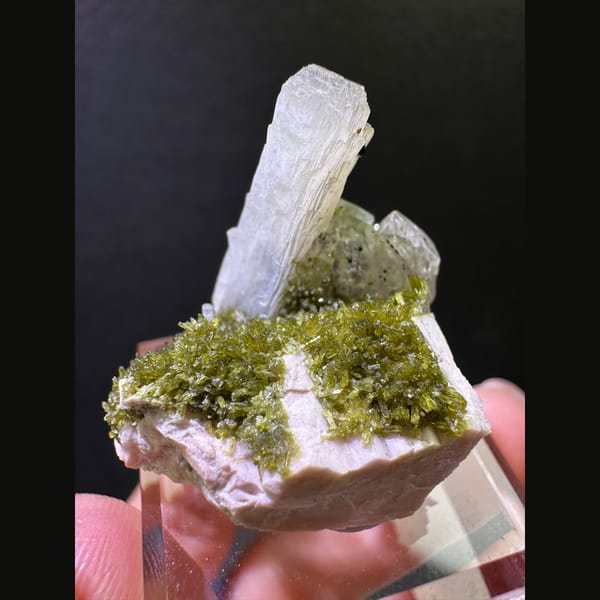 White zeolite crystal over green epidote from Fujian — detail view