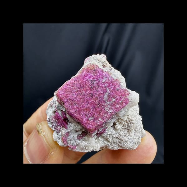 Complete front crystal view of the cobaltoan calcite specimen