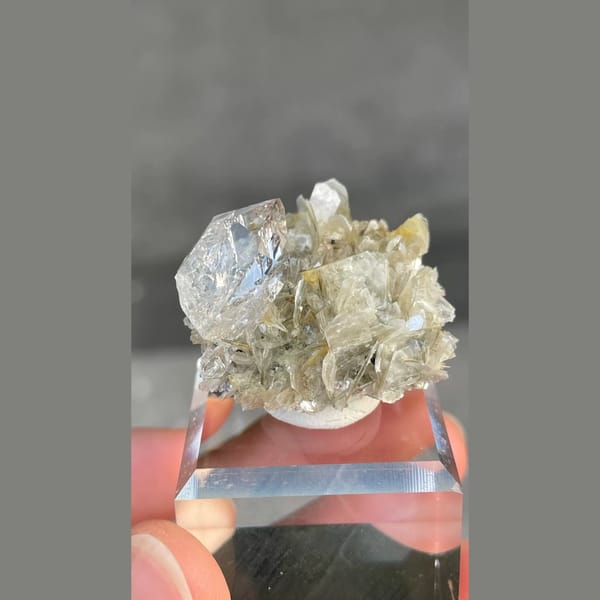 High-clarity quartz with muscovite from Xuebaoding — complete view