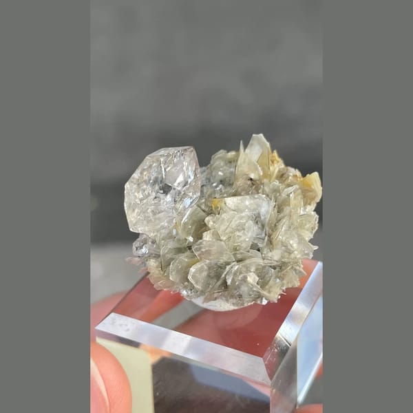 High-clarity quartz with muscovite from Xuebaoding — alternate view
