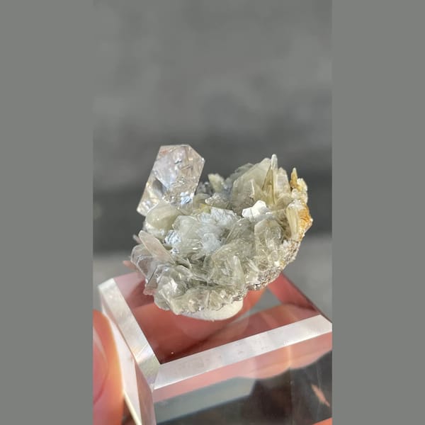 High-clarity quartz with muscovite from Xuebaoding — alternate view