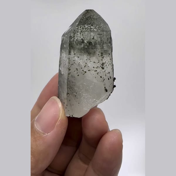Phantom Quartz with Chlorite Yaogangxian 4.5 cm — detail view
