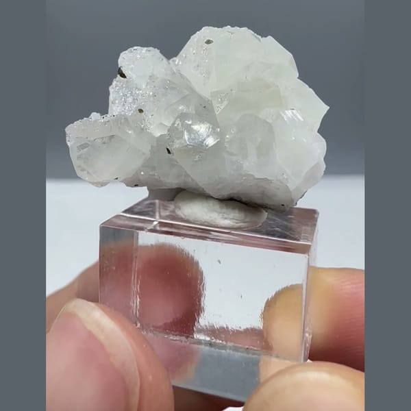 Topaz Cluster with Chlorite Yaogangxian 2.4 cm — detail view