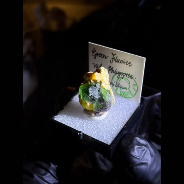 Emerald-green fluorite with muscovite from Erongo, Namibia — alternate view