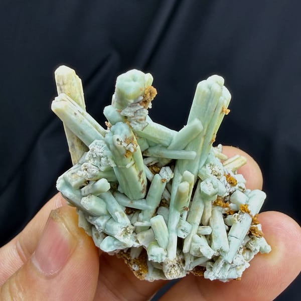 Complete alternate profile of the Guangxi plumbogummite specimen