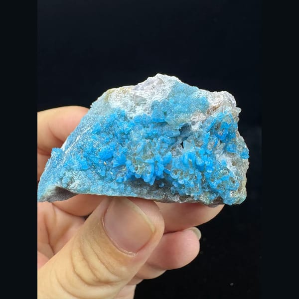 Fluorescent bright blue gibbsite and allophane from Qinglong — complete view