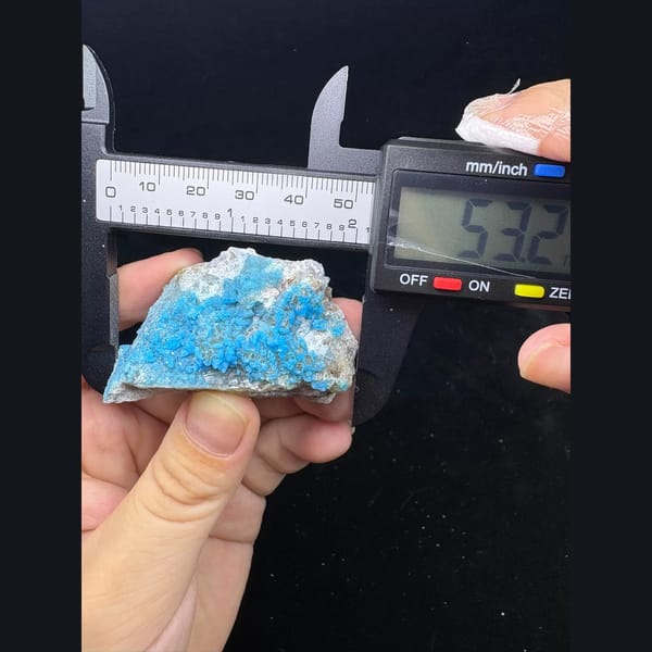 Fluorescent bright blue gibbsite and allophane from Qinglong — alternate view