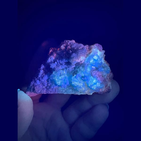 Fluorescent bright blue gibbsite and allophane from Qinglong — alternate view