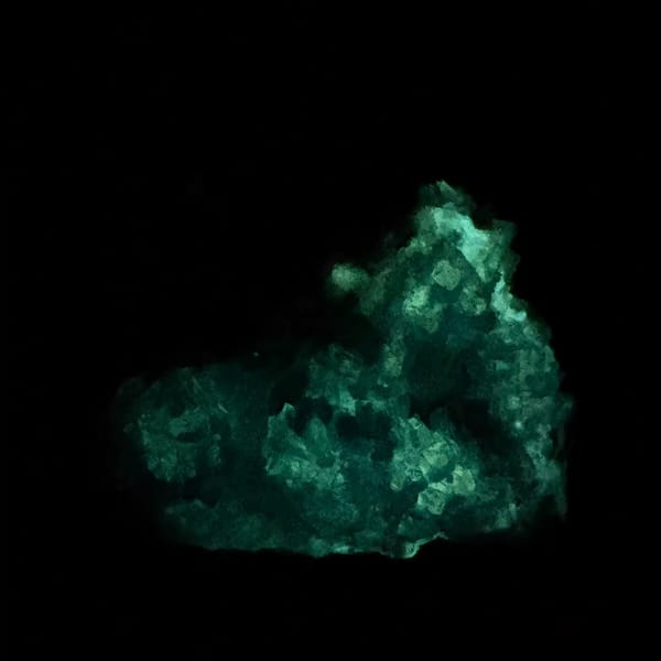Fluorescent bright blue gibbsite and allophane from Qinglong — detail view