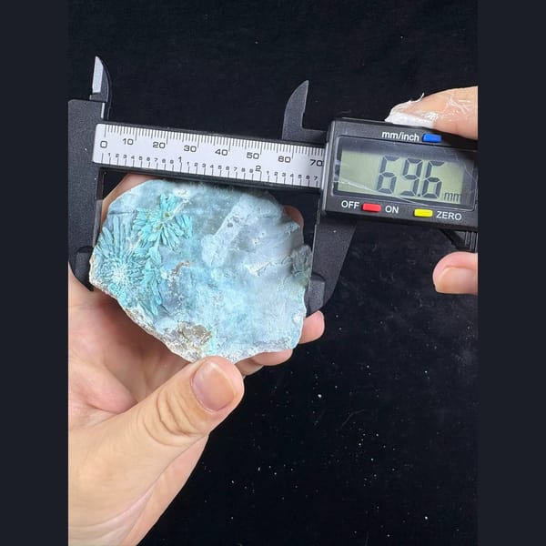 Fluorescent flower gibbsite with gearksutite from Qinglong — alternate view