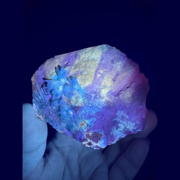 Fluorescent flower gibbsite with gearksutite from Qinglong — alternate view