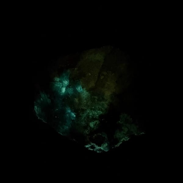 Fluorescent flower gibbsite with gearksutite from Qinglong — detail view