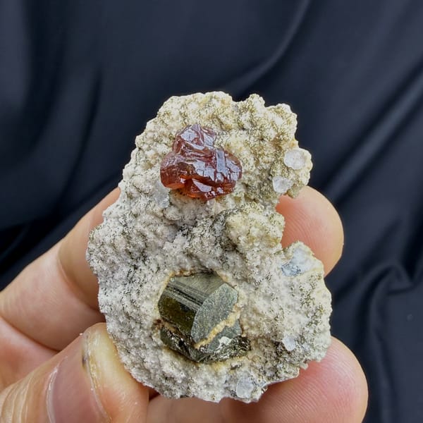 Complete alternate profile of the Inner Mongolia mixed mineral specimen
