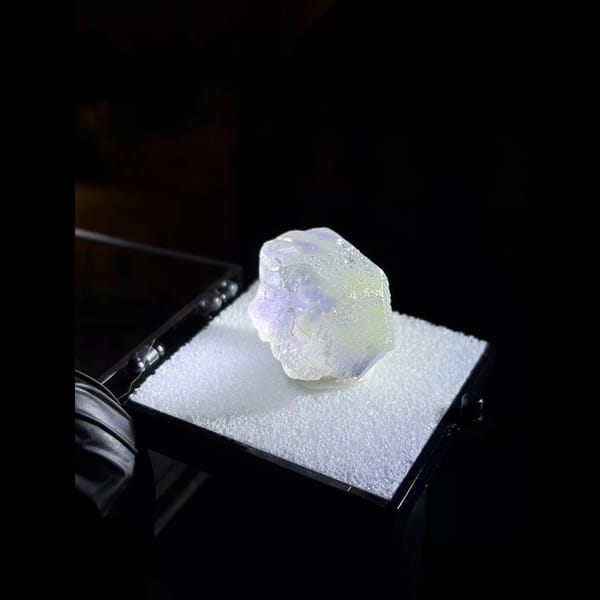 Tanzanite blue-violet fluorite from Fujian — complete view