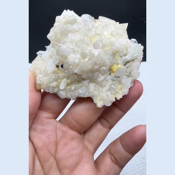 Scheelite with Quartz Yaogangxian 7.0 cm — detail view